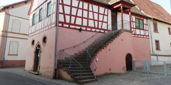 Das Rathaus im Ortsteil Nieder-Flörsheim wird erstmals 1705 in Schriftquellen erwähnt. In seinem Kern stammt es aber wohl aus dem 16. Jahrhundert. 