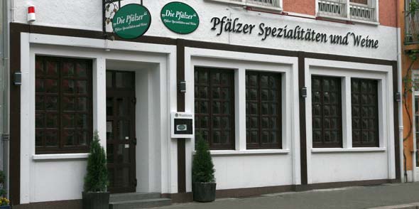 Innen und Außen frisch renoviert und neugestaltet präsentiert sich das Spezialitätenrestaurant „Die Pfälzer“ in der Petersstraße seit heute seinem Publikum. Deftige Pfälzer Küche wird von Weinen aus der Region vollmundig begleitet und harmoniert mit dem stilvollen Ambiente.  