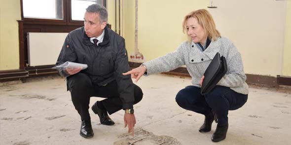 Baudezernent Uwe Franz, hier mit Projektleiterin Ursula Awenius-Regente vom städtischen Gebäudebewirtschaftungsbetrieb, beim Baustellengespräch in der Ernst-Ludwig-Schule.