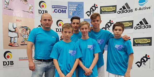 Eugen Simon (links außen) mit der U16-Mannschaft des 1. JC Worms beim Deutschen Jugendpokal in Frankfurt