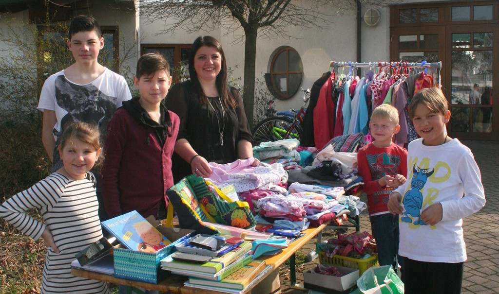 Bei sonnigem Frühlingswetter scheute man sich auch nicht, das Freigelände für den Flohmarkt zu nutzen. Foto: Manuel Ding