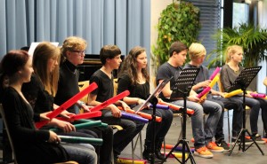  BUZ1: Ein Kontrast zum Klassik-Programm: Das Boomwhacker-Ensemble musiziert erfolgreich mit Instrumenten, die an Wassergymnastik erinnern.  BUZ 2: „Der Schwan“ schwamm auf den schwingenden Tönen des Violoncellos, gespielt von Justus Friedrich, begleitet von Mia-Lynn Hartmann mit Traumperlen aus dem Klavier. Fotos: Hannelore Nowacki