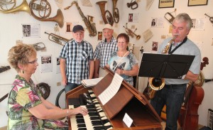 Bildergalerie BUZ1: Organistin Anja Stumpf und Ehemann Martin Stumpf boten im Musikzimmer musikalische Leckerbissen, ein ganz und gar lebendiges Ereignis in geschichtsträchtiger Umgebung. BUZ2: Bei schönem Wetter wie am Stadtfestsonntag lässt sich das ländliche Gartenparadies des Heimatmuseums genießen – mit Blick auf zahlreiche historische Schätze. 