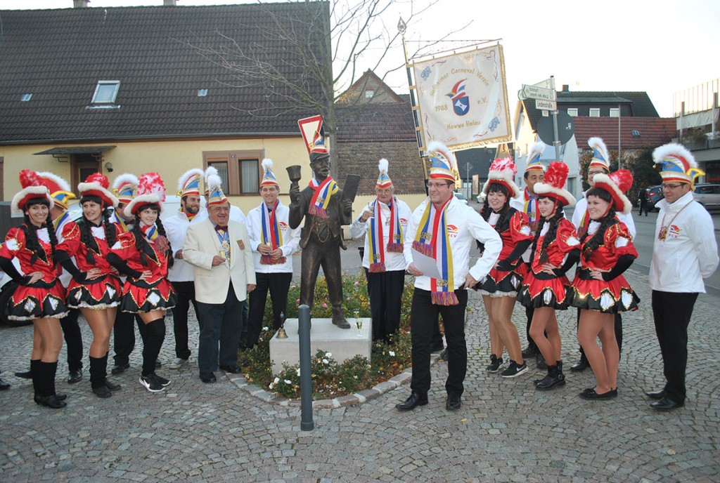 Bei der Premiere der Kampagneneröffnung des Hofheimer Carneval Verein am 11. November war selbst der Ausscheller vierfachbunt geschmückt. Foto: Benjamin Kloos