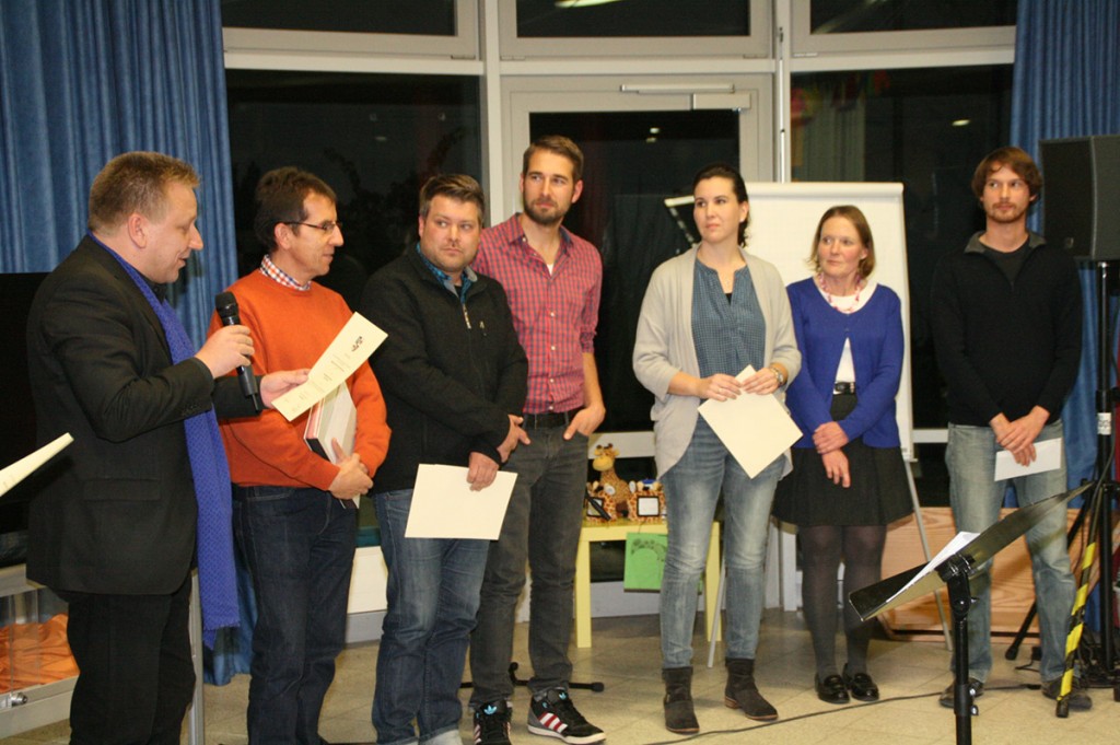 Kreisbeigeordneter Matthias Schimpf (l.) überreichte den Umweltpreis an drei Preisträger, darunter auch an die Pestalozzischule. Schulleiterin Michaela Ohse (2.v.r.) nahm die Auszeichnung entgegen. Foto: Eva Wiegand