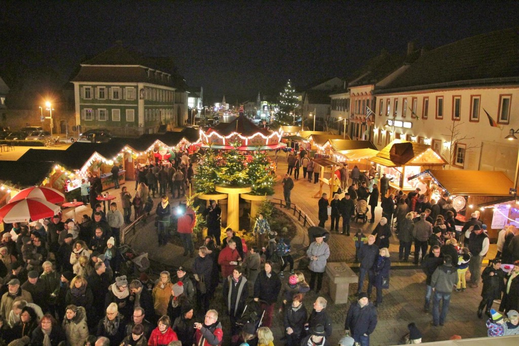 Wenn Lichter und Kinderaugen um die Wette strahlen und der Duft von gebrannten Mandeln und Glühwein durch die Straßen zieht, ist endlich wieder Weihnachtsmarktzeit. Archivfoto: Hannelore Nowacki