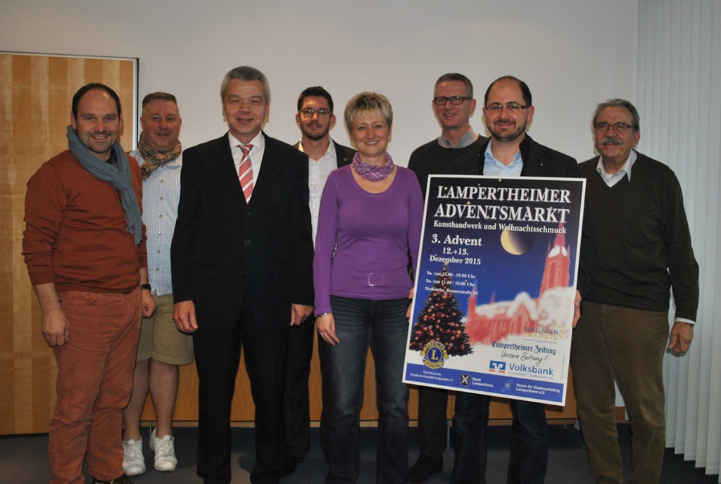 Bürgermeister Gottfried Störmer (3.v.l.), der die Schirmherrschaft übernommen hat, wird den Adventsmarkt am Samstag, 12. Dezember, um 13 Uhr eröffnen. Bei einem Pressegespräch stellte der Lionsclub um Präsident Dirk Weiland (4.v.l.) das Programm vor. „Marktmeister" Helmut Meister (2.v.l.) freut sich über die attraktiven Angebote. Foto: Benjamin Kloos