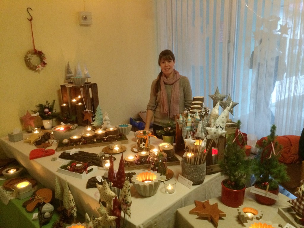 Wenn Leidenschaft zur Berufung wird: Jennifer Stollhof mit ihren Basteleien aus Holz, Beton und Tannengrün. Foto: Meike Paul