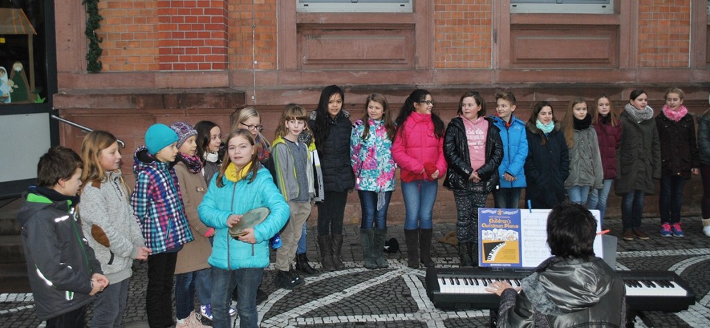 Der Unterstufenchor des LGL unter Leitung von Rosemarie Brumby öffnete am Montag das Türchen des Adventskalenders der Schillerschule – mit einer wunderbaren Darbietung des Liedes „Der kleine Trommler”. Foto: Benjamin Kloos