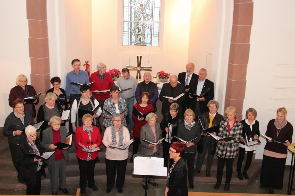 Beim Singgottesdienst in der evangelischen Kirche in Bürstadt sangen die Gemeinde und der Kirchenchor unter der Leitung von Andrea Hintz-Rettenmaier. Foto: Hannelore Nowacki