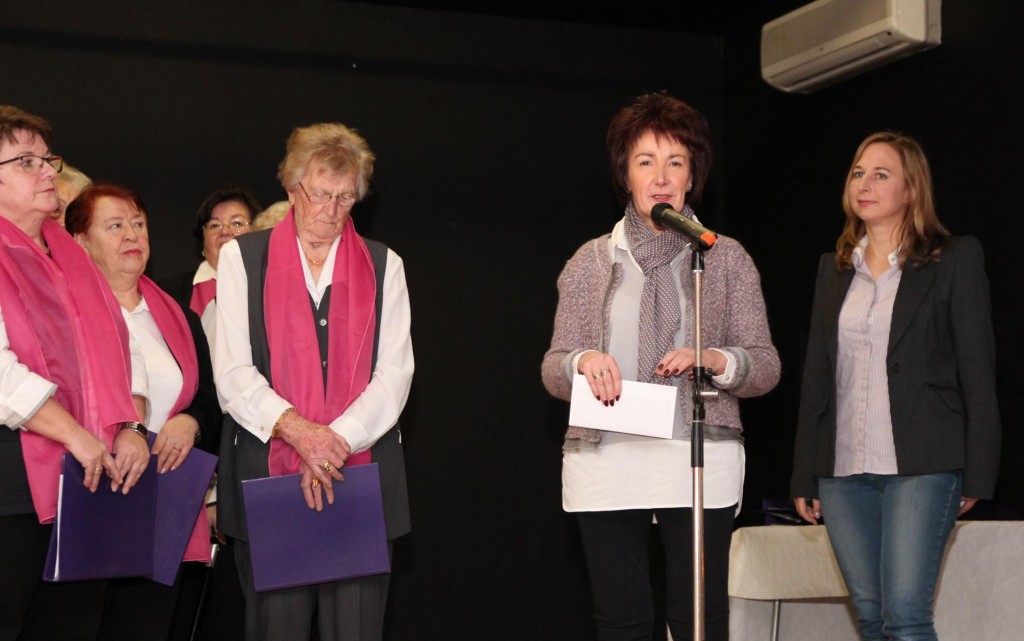 Bürgermeisterin Barbara Schader dankte den Landfrauen für ihr Engagement auch mit einer Gabe im Kuvert. Foto: Hannelore Nowacki