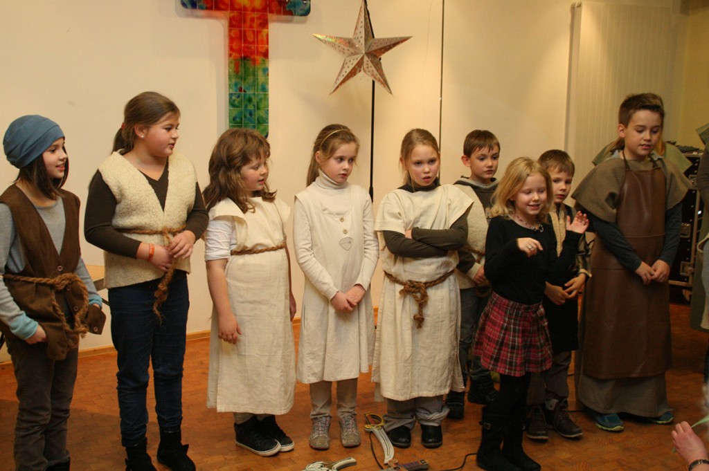Viel Applaus gab es für die Darsteller des Kinderkirchenmorgens für ihre diesjährige Krippenspiel-Aufführung im Altenheim St. Elisabeth. Foto: Eva Wiegand