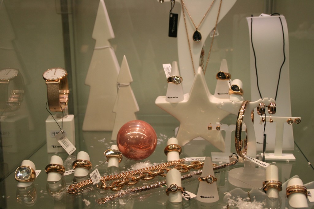 Ein schönes Schmuckstück bereitet Freude und sollte unter dem Weihnachtsbaum nicht fehlen. Foto: Eva Wiegand