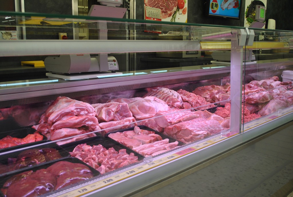 Frische Fleisch- und Wurstwaren aus der Region sind ein Markenzeichen des MIX Markt Worms. Foto: Benjamin Kloos