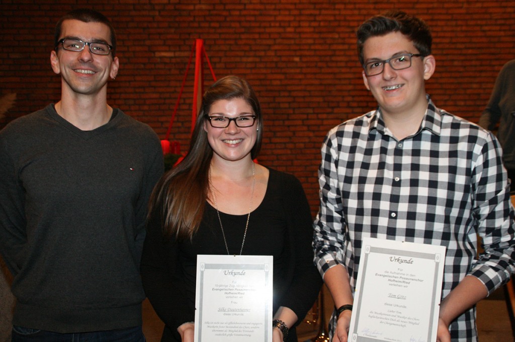 Silke Dautenheimer wurde im Rahmen der Feierlichkeit für ihre zehnjährige Mitgliedschaft geehrt. Außerdem begrüßte der Vorsitzende Wolfgang Herbert (l.) Tom Götz als neues Mitglied im Posaunenchor. Fotos: Eva WiegandwebWeihnachtsfeier Posaunenchor Hofheim2