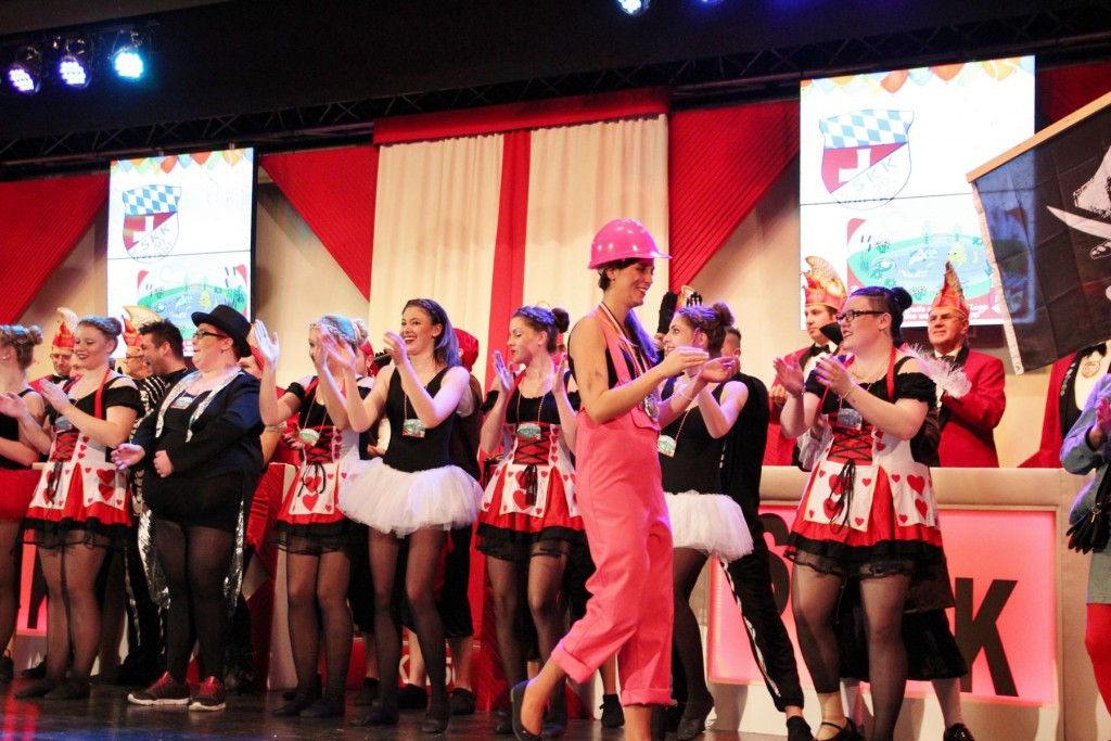 Fastnacht beim SKK 50 heißt volles Programm in der Prunksitzung - bis zum fröhlichen Finale um Mitternacht, mit einer närrischen Pause von 2 x 11 Minuten. Foto: Hannelore Nowacki