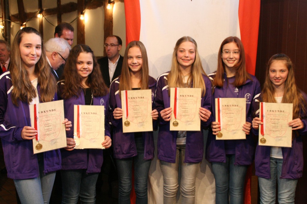 Die jungen Groß-Rohrheimer Damen aus den Reihen der TG Bobstadt sicherten sich mit ihrer Tanzgruppe „Coco“ im Jazz- und Modern-Dance 2015 in der Jugendverbandsliga den Titel Vize-Hessenmeister. Auf der Süddeutschen Meisterschaft belegte die Mannschaft den 5. Platz. Foto: Eva Wiegand
