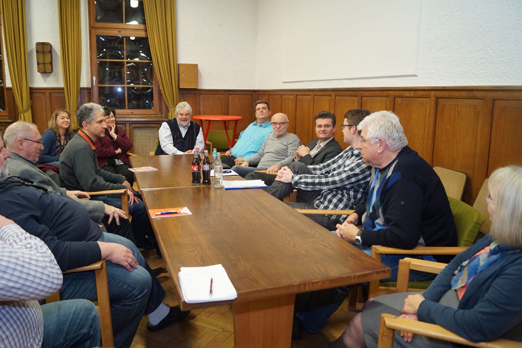 Mitglieder der Aktionsgemeinschaft Ortsumgehung Rosengarten (AOGR) und der SPD Lampertheim kamen beim Austausch im Rahmen der Reihe „Der Rote Tisch" zum Fazit, dass die Realisierung des Projekts dringend vorangetrieben werden muss. Foto: Sigrid Samson