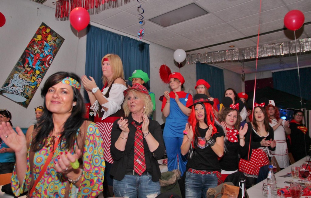 Das Programm zur Weiberfastnacht beim 1. Carnevalclub Rot-Weiß brachte das Publikum begeistert in Bewegung. Foto: Hannelore Nowacki