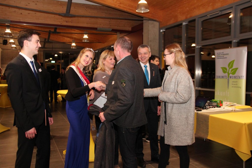 Beim Empfang für die Lampertheimer Wirtschaft wurden die Gäste von Bürgermeister Gottfried Störmer mit Gattin und Spargelkönigin Elena I. mit Partner freundlich begrüßt. Foto: Hannelore Nowacki