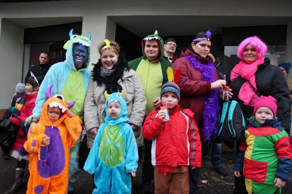 Beste Stimmung trotz widriger Bedingungen: Die Bürstädter Narren trotzen bunt kostümiert dem Wetter. Foto: Hannelore Nowacki