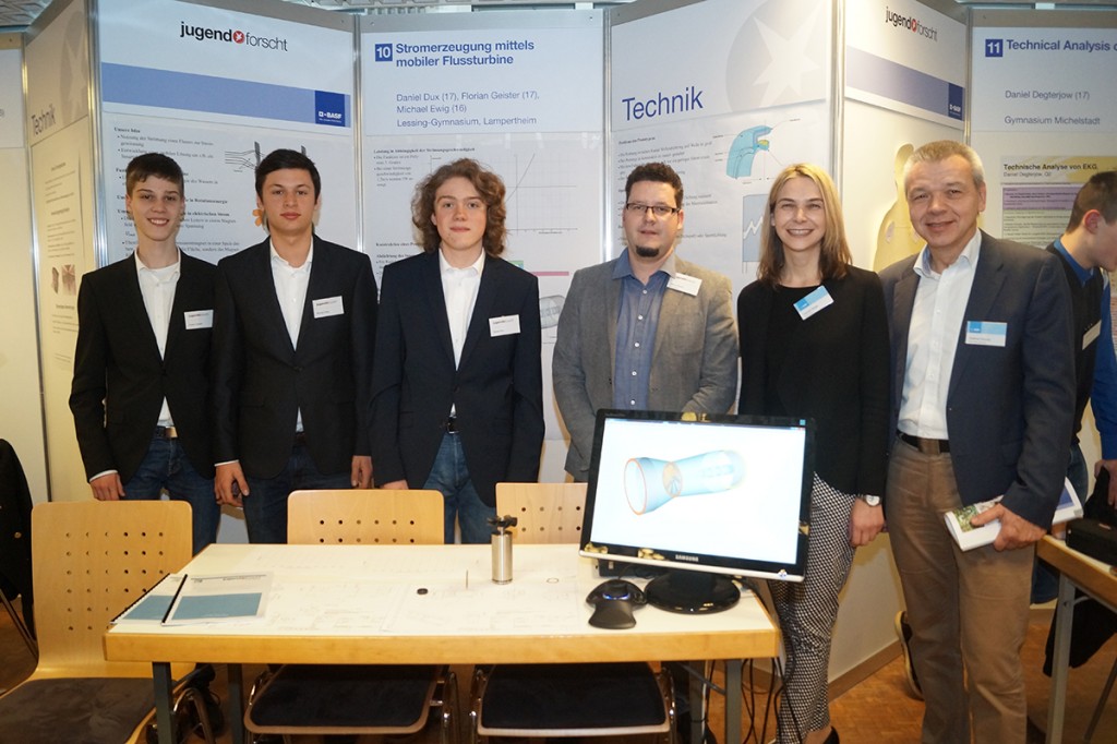 Florian Geister, Daniel Lux und Michael Ewig vom Lessing-Gymnasium Lampertheim befassten sich mit dem Projekt "Stromerzeugung mittels mobiler Flussturbine" und stellten ihre Ergebnisse vor - hier mit Bürgermeister Gottfried Störmer (r.), Claudia Steiger, Personalleiterin der BASF Lampertheim (2.v.r.) und Betreuungslehrer Marco Knecht (3.v.r.) - die Jugendlichen erreichten den beachtlichen 4. Platz im Fach Technik bei "Jugend forscht". Foto: Sigrid Samson