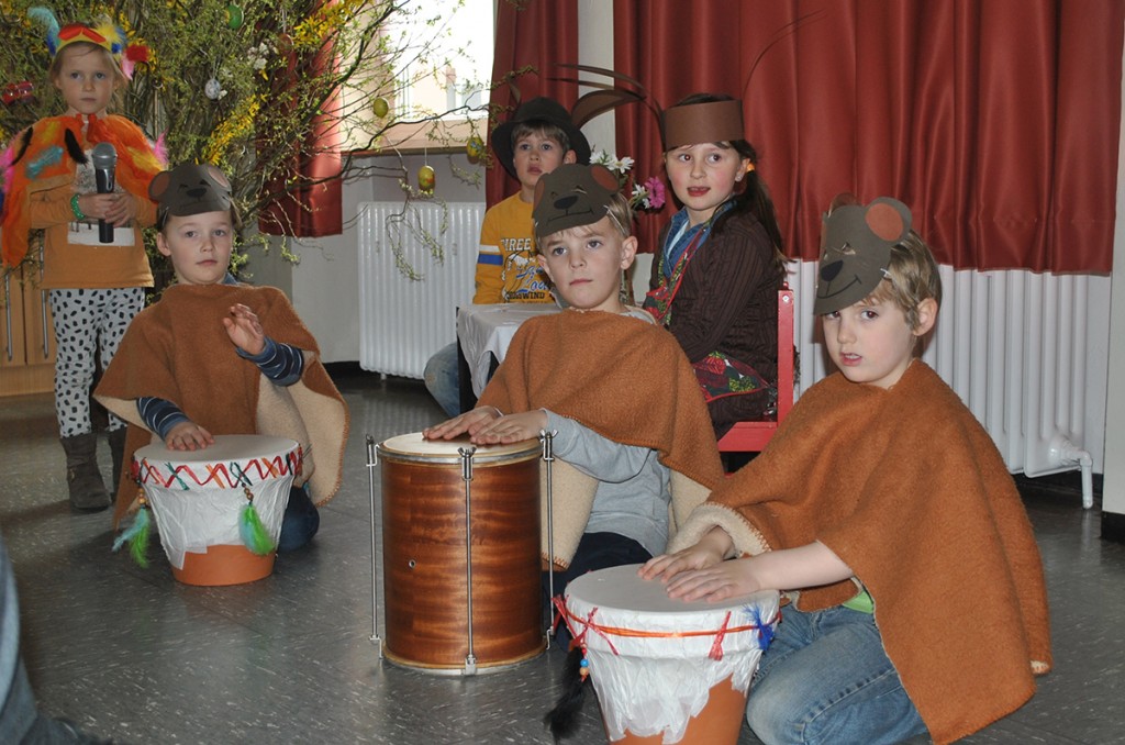 In wunderbaren Kostümen zauberten die Vorschulkinder der Kita Europaring ein fröhliches Theaterstück auf die Bühne der „Alten Schule”. Foto: Benjamin Kloos