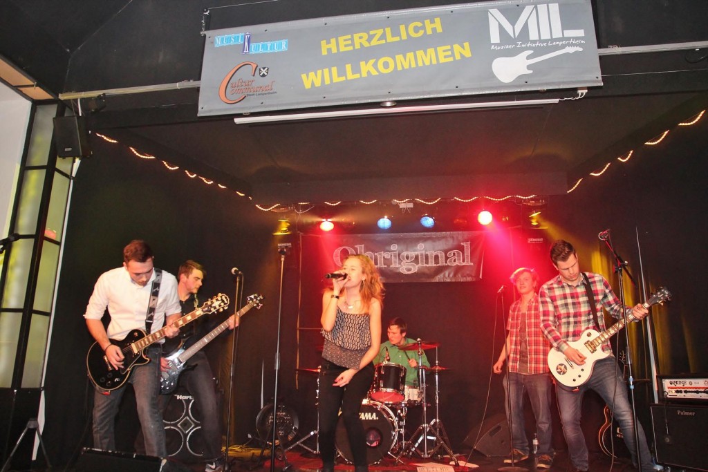 In der Reihe „Musikkultur im Alten Kino“ feierte die junge Lampertheimer Band OHRIGINA am Donnerstagabend Premiere in Zusammenarbeit von „cultur communal“ und Stadtjugendförderung mit der Musiker-Initiative Lampertheim (MIL). Seit vier Jahren machen die jungen Leute im Alter von 17 bis 23 Jahren zusammen Musik. Foto: Hannelore Nowacki