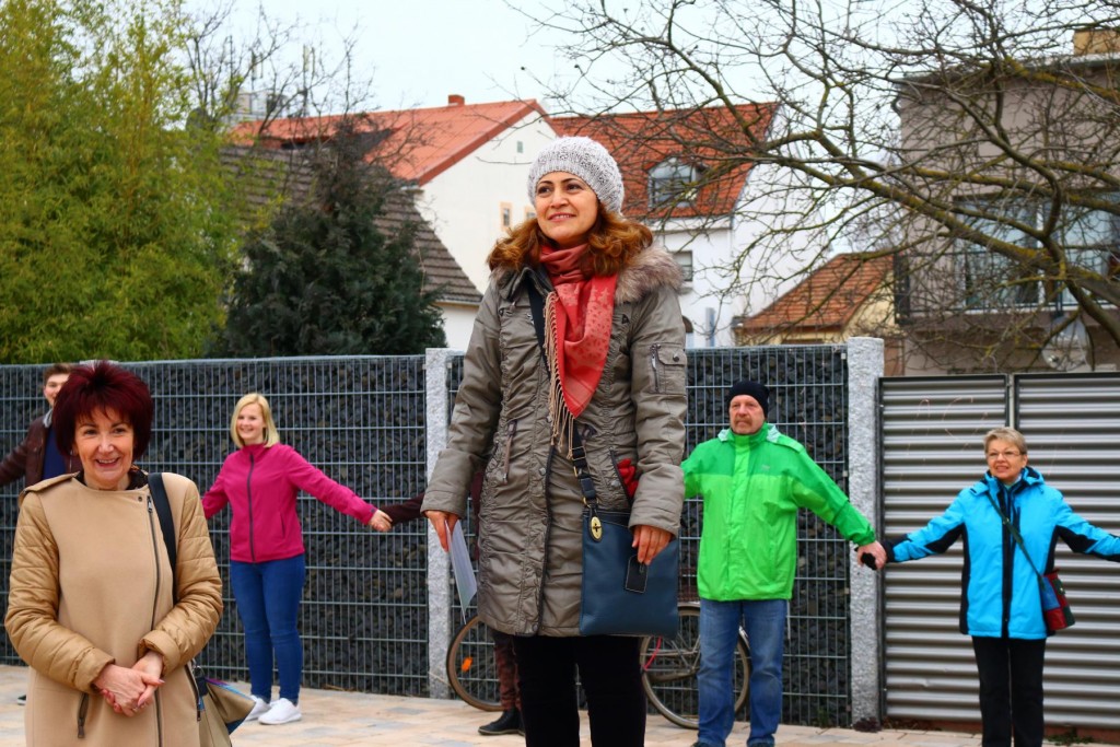 In heiterer Stimmung hatten sich etwa 180 Menschen zur Menschenkette zusammengefunden. Viel Applaus erhielt Güler Gülay für ihre aufrüttelnde Rede. Foto: Hannelore Nowacki