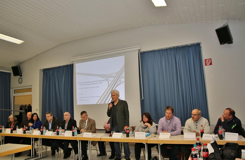 Voll besetztes Podium im Dorfgemeinschaftshaus beim Informationsabend zu Verkehrsthemen mit dem noch amtierenden Ortsbeirat, Arno Krämer von Hessen mobil, Ordnungsamtsleiter Uwe Becher und Bürgermeister Gottfried Störmer. Foto: Hannelore Nowacki