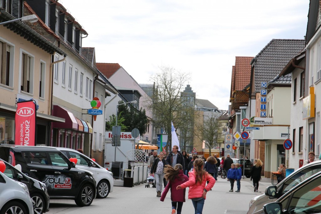 Mit viel Schwung begann der 21. Bürstädter Frühjahrsmarkt am Samstagnachmittag - viele Besucher nutzten das schöne Wetter zum ausgedehnten Bummel und Einkauf. Kinder nahmen begeistert an der Kinderolympiade teil. Foto: Hannelore Nowacki