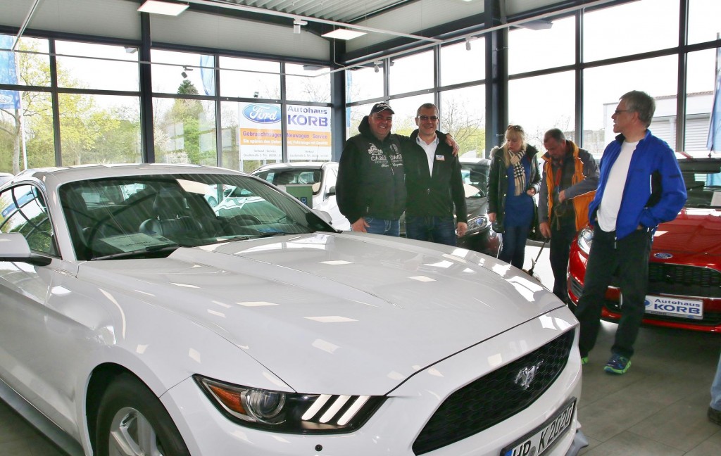 40 Jahre Autohaus Korb – beim Jubiläumswochenende feierte Familie Korb die Erfolgsgeschichte gemeinsam mit vielen Kunden und Besuchern. In vielen Gesprächen, die Karsten Korb führte, war der neue Fiesta das große Thema. Anziehungspunkt war auch der Ford Mustang (im Vordergrund), der unweigerlich die Herzen höher schlagen lässt. Foto: Hannelore Nowacki