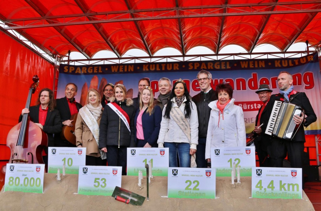 „Spargel ist Teil unserer Lebensart“ sagte der Schirmherr der Spargelwanderung, Landrat Christian Engelhardt und erklärte bei strahlendem Sonnenschein: „Ich bin heute einfach glücklich, auch wenn es kalt ist“. Die veranstaltenden Städte Lampertheim und Bürstadt waren durch Bürgermeister Gottfried Störmer und Bürgermeisterin Barbara Schader vertreten. Für den Hauptsponsor Energieried sprach Geschäftsführer Frank Kaus. Foto: Hannelore Nowacki