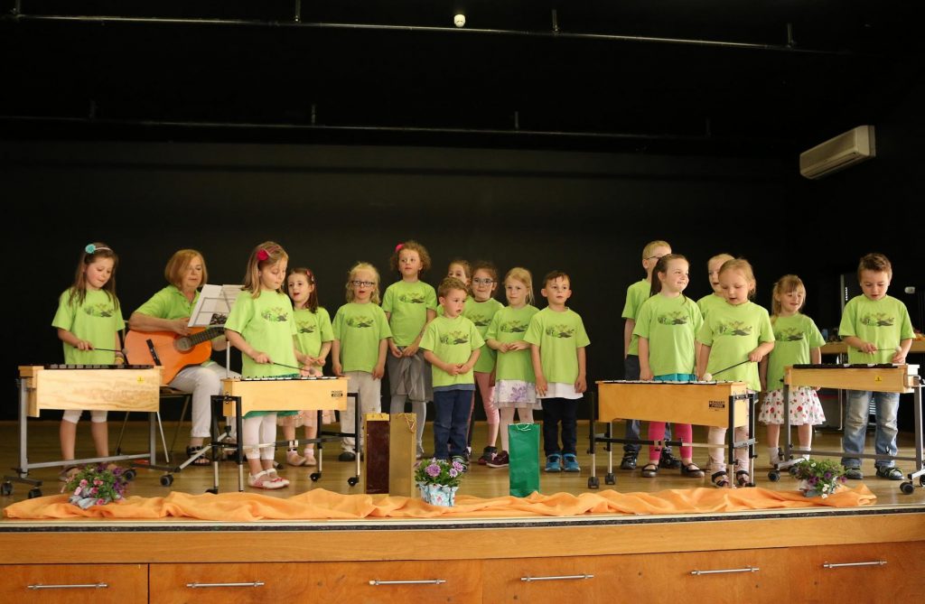 Der Kinderchor der Kindertagesstätte „Spatzennest“ hatte fröhliche Lieder zur Einstimmung auf den Frühlingskaffee des VdK-Ortsverbandes mitgebracht. Foto: Hannelore Nowacki