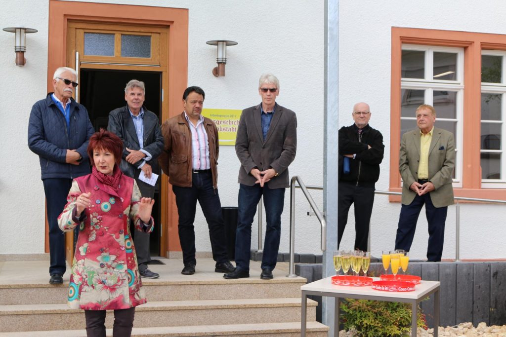 Bürgermeisterin Barbara Schader hatte im Namen der Stadt Bürstadt zur offiziellen Einweihung des renovierten Alten Rathauses eingeladen. Foto: Hannelore Nowacki