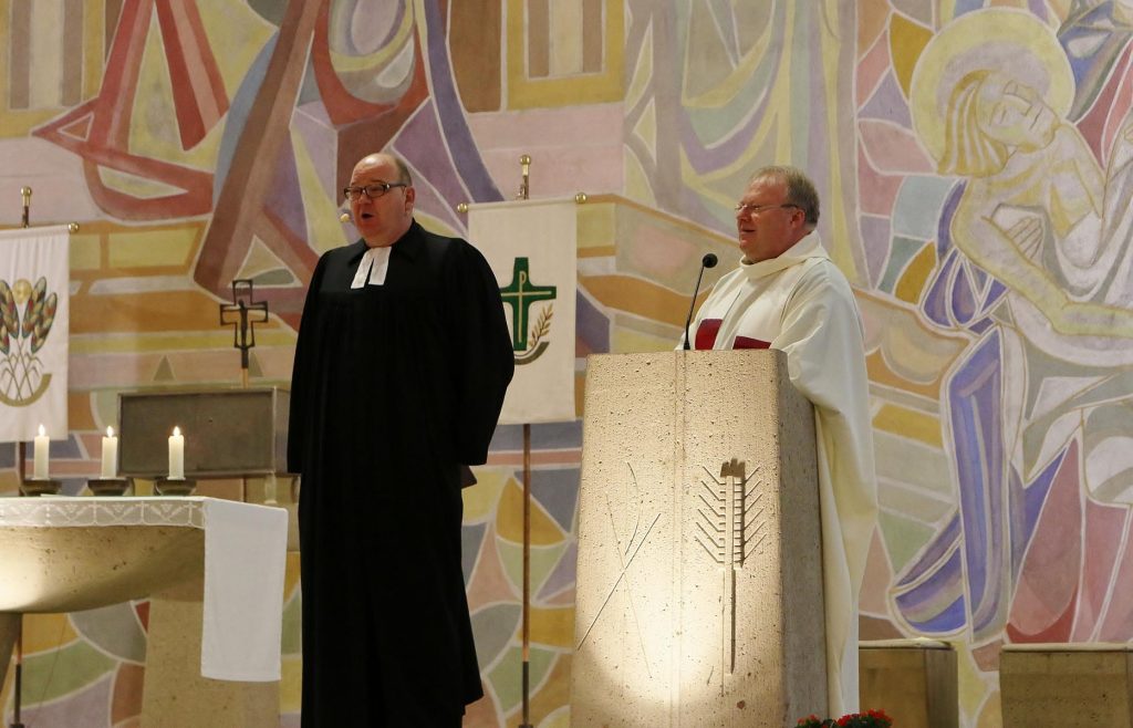 Pfarrer Erhard Schmitt hielt den ökumenischen Wortgottesdienst gemeinsam mit seinem evangelischen Amtskollegen Ralf Kröger in der katholischen Kirche Mariä Verkündigung. Foto: Hannelore Nowacki