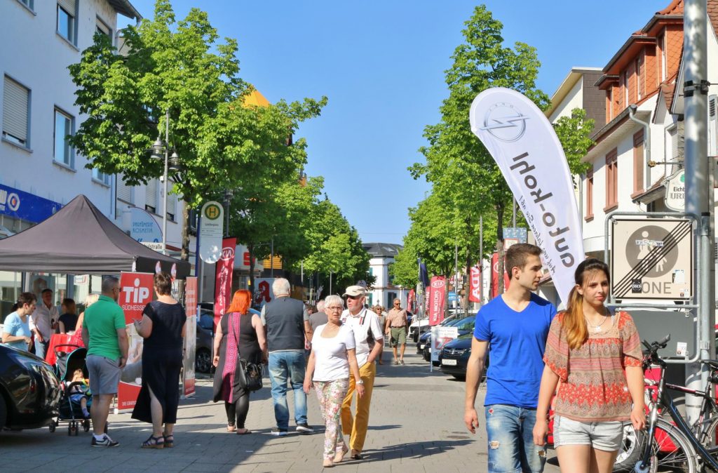 Sonntagsspaziergang durch Lampertheim bei schönstem Wetter. Viele Attraktionen und tolle Angebote in den Geschäften, neue Fahrzeuge und faszinierende Oldtimer lockten Besucher aus nah und fern. Foto: Hannelore Nowacki