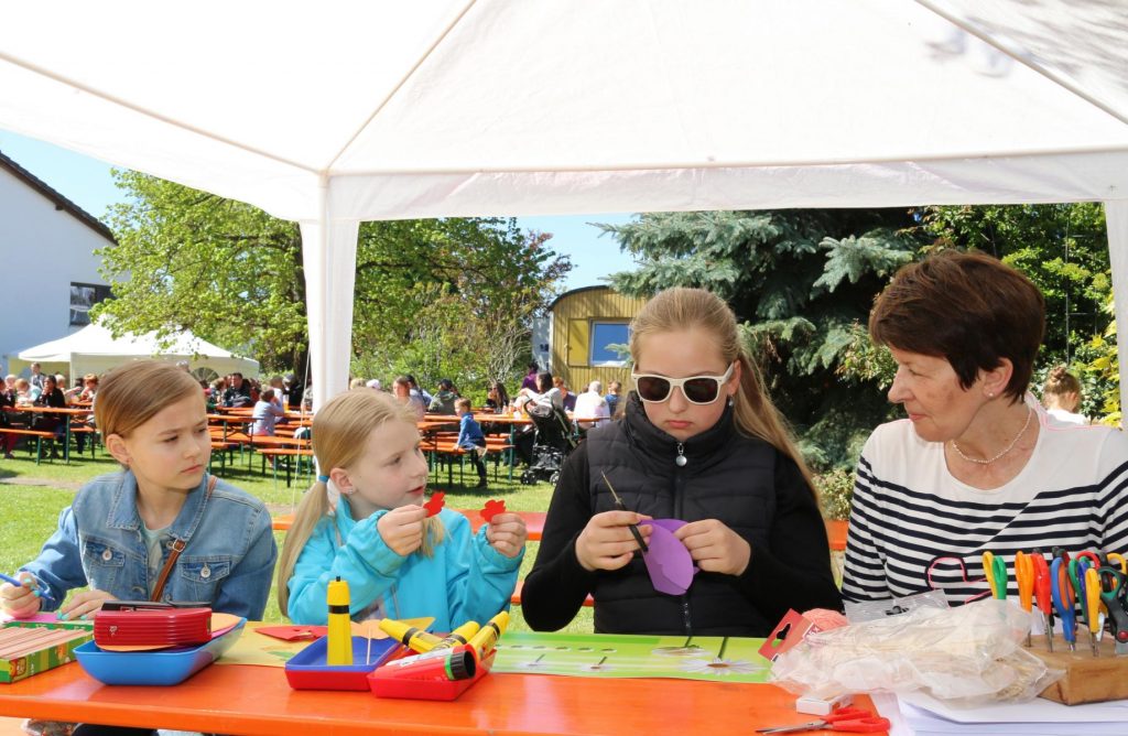 Basteln macht Spaß: Vögelchen zum Aufhängen und Blumenstecker waren im Programm. Foto: Hannelore Nowacki