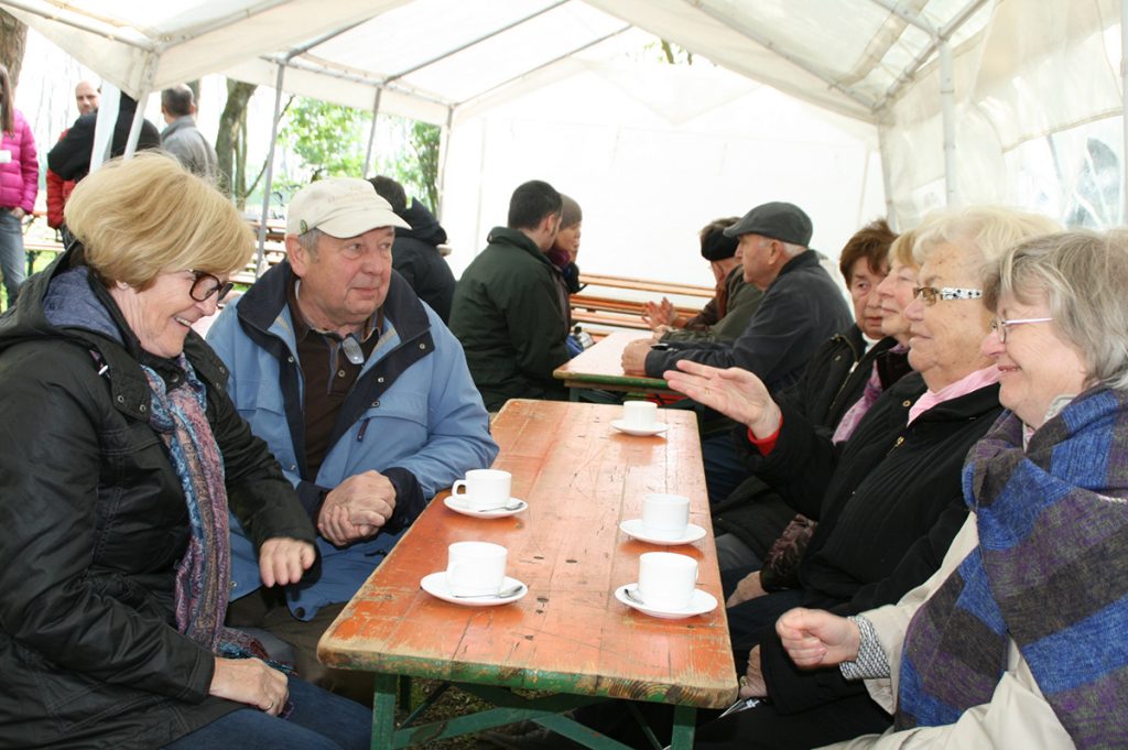 Beim Maifest des Vogel- und Naturschutzverein Wattenheim konnten es sich die Besucher gutgehen lassen. Foto: Eva Wiegand