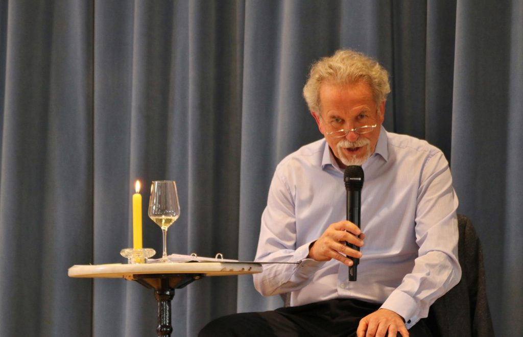 Dekan Karl Hans Geil präsentierte die Weine mit vielen inspirierenden Anmerkungen und Geschichten. Foto: Hannelore Nowacki