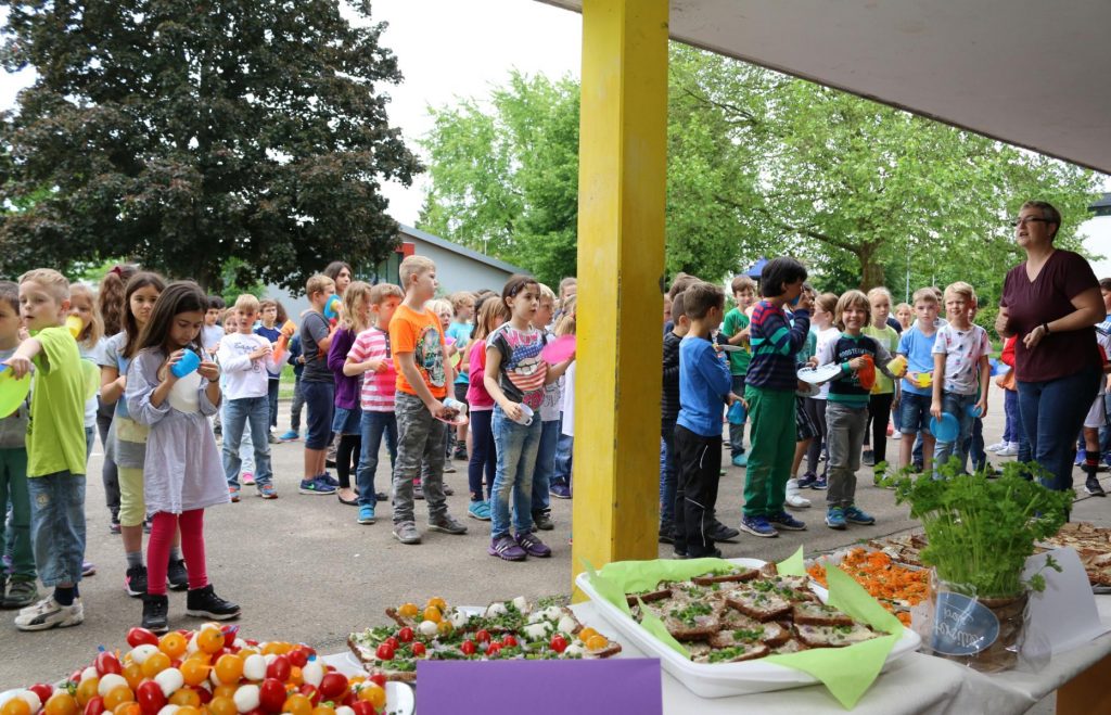 Das Frühstücksbüffet der Extraklasse war schon aufgebaut, doch vor dem Essen war Anschauen angesagt. Schulleiterin Susanne Kaul erklärte den Kindern den Ablauf. Foto: Hannelore Nowacki