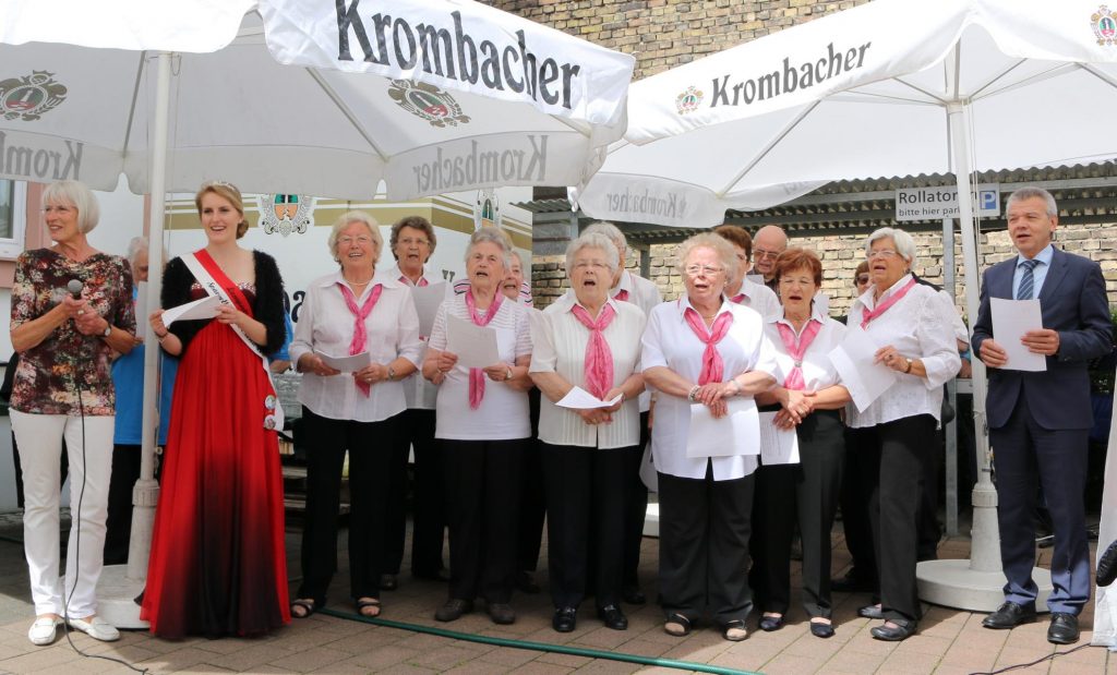 Bürgermeister Gottfried Störmer war zur offiziellen Eröffnung des Jubiläumshoffestes gekommen und kam wie Spargelkönigin Elena I. in den Genuss gemeinsam mit dem Seniorenchor das Lied der Seniorenbegegnungsstätte zu singen. Foto: Hannelore Nowacki