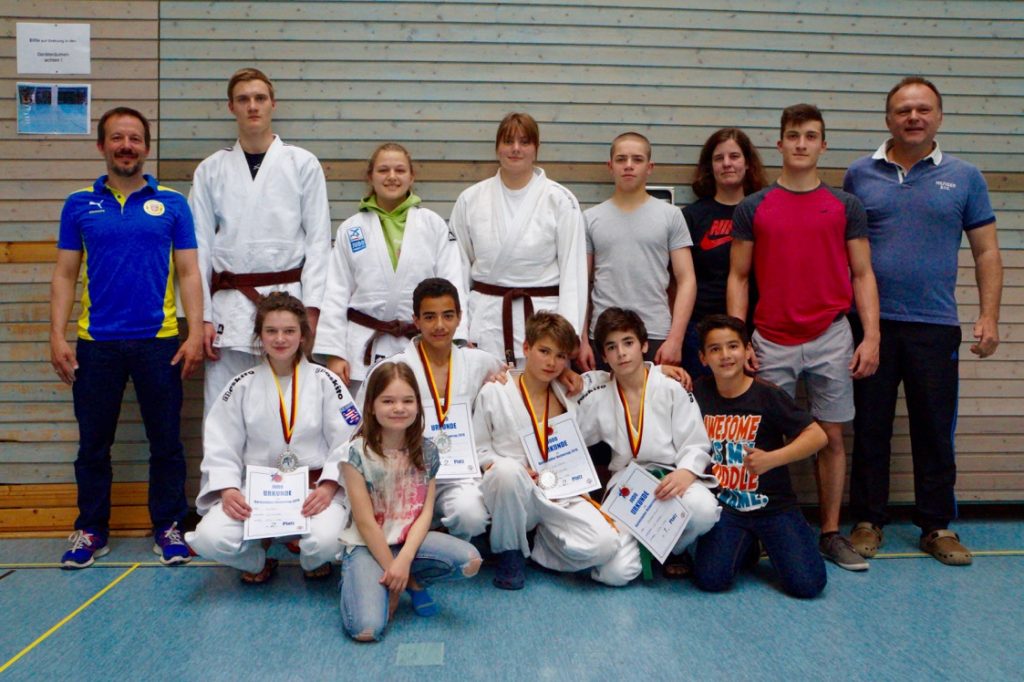 Erfolgreich in Sachen Judo mit großem Spaßfaktor: Kämpferinnen und Kämpfer, Nachwuchs verschiedener Altersklassen sowie Trainerin und Trainer des 1. Judo-Club Bürstadt. Foto: oh
