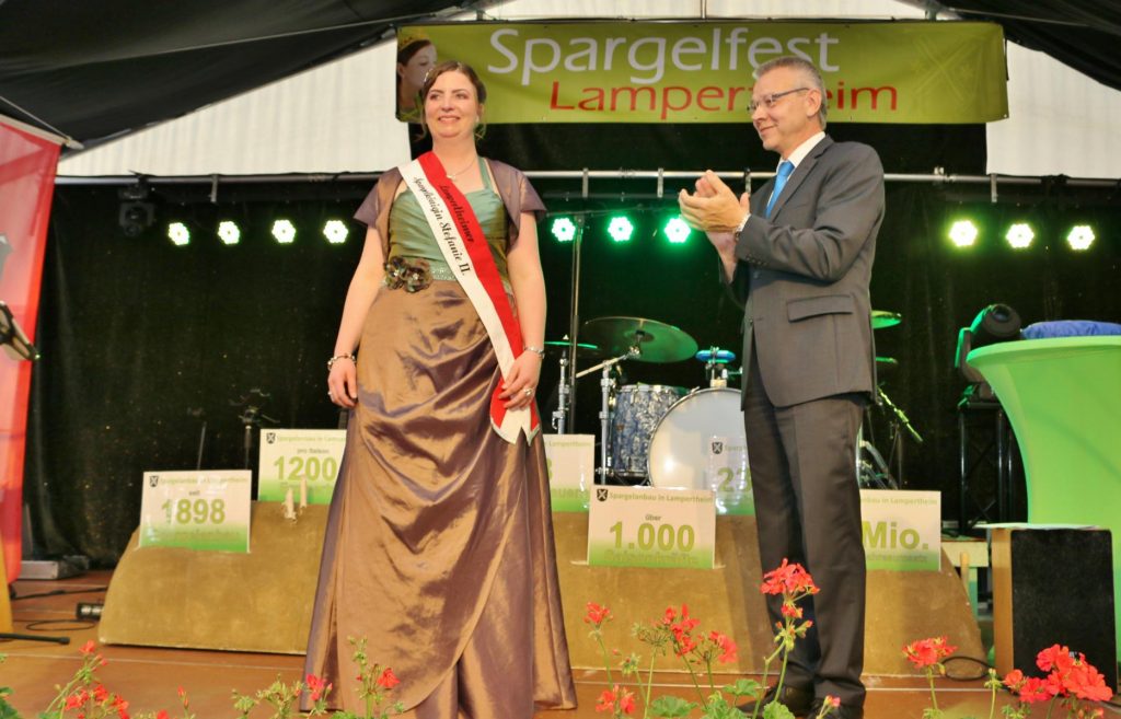 Spargelkönigin Stefanie II. nach ihrer Inthronisierung durch Bürgermeister Gottfried Störmer. Foto: Hannelore Nowacki