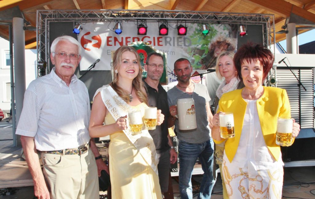Der traditionelle Fassbieranstich am Freitagabend ist Auftakt für das dreitägige Stadtfest in Bürstadt. Bis Sonntag wird in der Sonnenstadt gefeiert. Archivfoto: Hannelore Nowacki