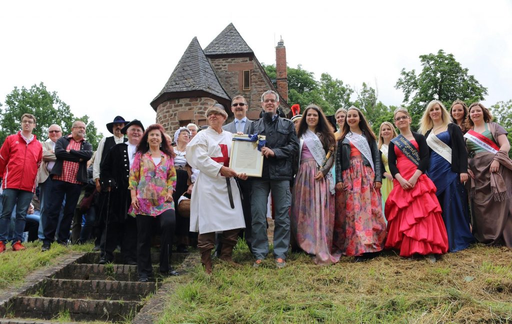 Nach der Verleihung der Urkunde zur Nordheimer „Trilogie“ als „Regionales Kulturerbe“ an den Verein für Heimatgeschichte hatte Landrat Christian Engelhardt alle Besucher zu einem Umtrunk eingeladen. Foto: Hannelore Nowacki