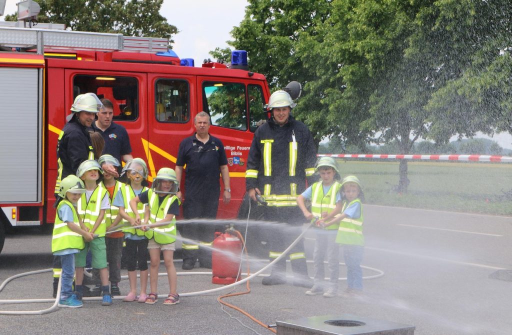 Nur ein strammer Strahl trifft das Feuer, mit fünf bar Druck bei der Löschaktion der Kinderfeuerwehr war Durchhaltevermögen gefragt. Foto: Hannelore Nowacki