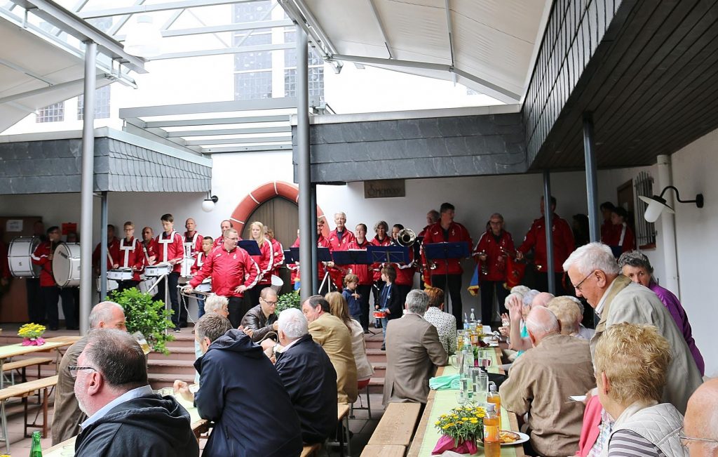 Geselligkeit, Musik und Unterhaltung spielten beim Gemeindefest der evangelischen Kirche in der Heinrichstraße neben dem Mittagessen und Kuchengenuss die Hauptrolle. Foto: Hannelore Nowacki