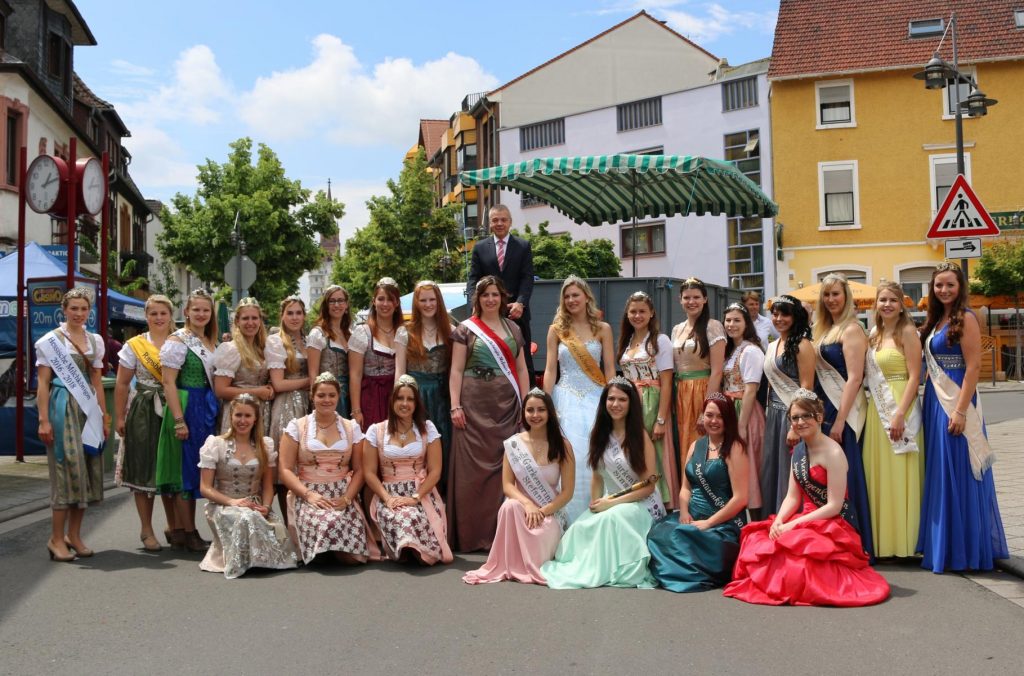 Bürgermeister Gottfried Störmer hatte Spargelkönigin Stefanie II. und Hoheiten aus der Region sowie darüber hinaus zum Empfang beim Spargelmarkt mit anschließendem Spargelschälwettbewerb eingeladen. Foto: Hannelore Nowacki