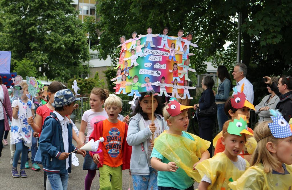 Bunt ist die Welt und vielfältig – das zeigten die Kinder eindrucksvoll beim Umzug, mit dem das Schulfest der Goetheschule begann. Foto: Hannelore Nowacki